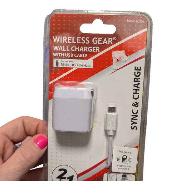 Wireless Gear Wall Charger with USB Cable - Picture 1 of 2